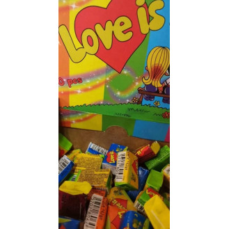 Kramtomoji guma „Love is“ dėžutėje (100 vnt.)